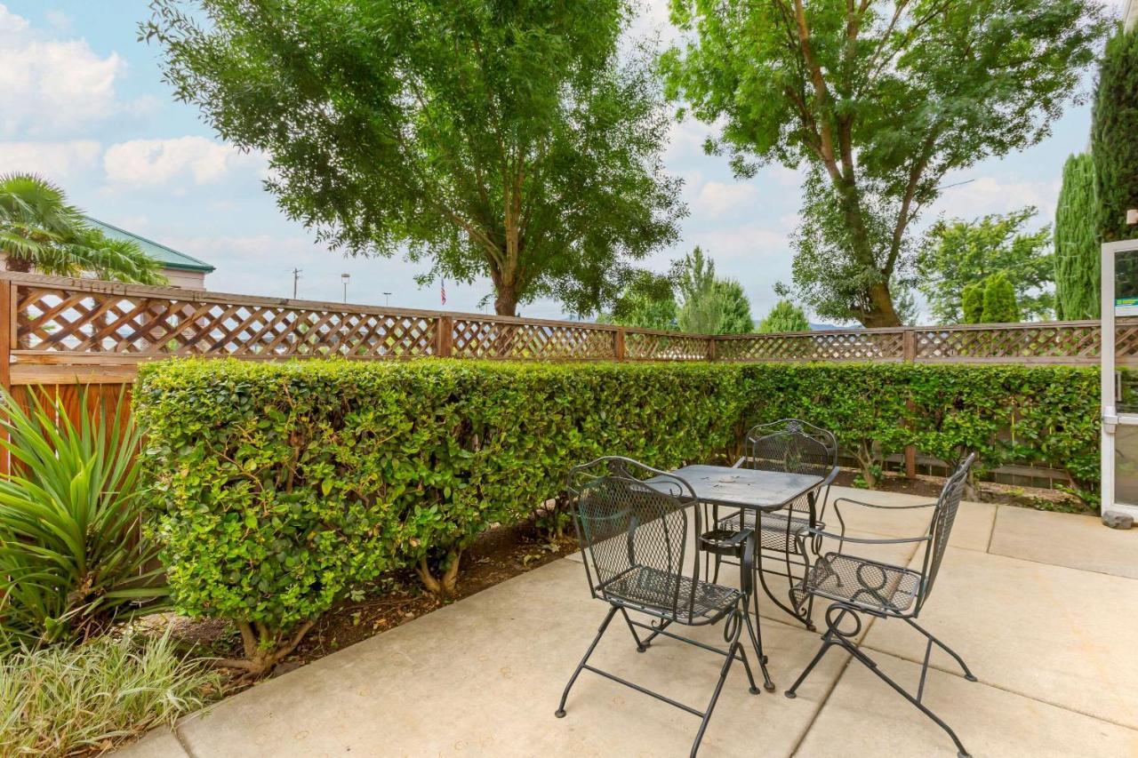 Comfort Inn Medford South Bagian luar foto
